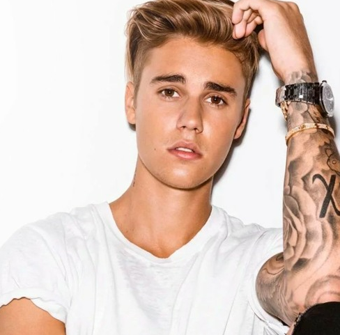 Justin Bieber dalam sebuah sesi foto untuk sebuah album barunya yang akan di terbitkan